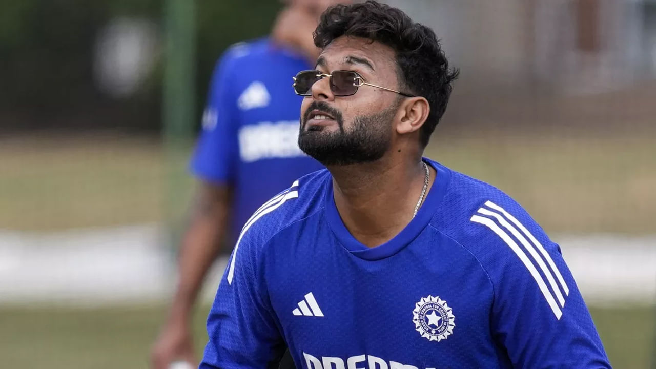 భారత వికెట్ కీపర్-బ్యాట్స్మన్ రిషబ్ పంత్ మరో అరుదైన రికార్డును సొంతం చేసుకునే దిశగా అడుగులు వేస్తున్నాడు. ప్రపంచ టెస్ట్ ఛాంపియన్షిప్ (WTC) చరిత్రలో అత్యధిక పరుగులు సాధించిన భారత ఆటగాడిగా నిలవడానికి కేవలం కొన్ని పరుగుల దూరంలో ఉన్నాడు. ప్రస్తుతం ఈ రికార్డు భారత టెస్ట్ కెప్టెన్ రోహిత్ శర్మ పేరిట ఉంది.