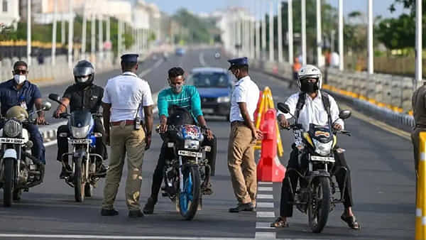 Road safety push: ద్విచక్ర వాహనదారులకు కేంద్రం హెచ్చరిక.. భద్రత కోసం ఇకపై వాటిని మాత్రమే వాడాలి!