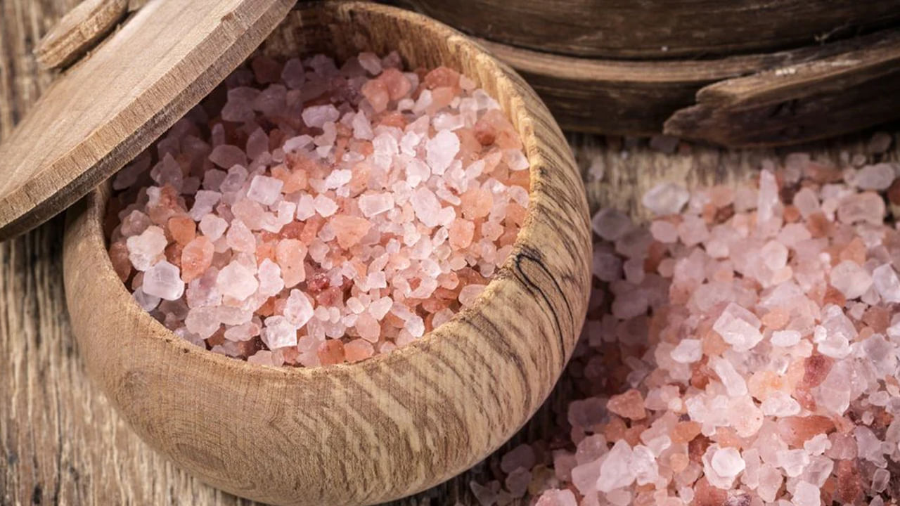 గోరువెచ్చని నీళ్లలో రాళ్ల ఉప్పువేసి పుక్కిలించినా శ్లేష్మం కరిగిపోతుంది. గొంతు నొప్పికి కారణం అయిన బ్యాక్టీరియాను అంతం చేస్తుంది. దీనివల్ల గొంతు నొప్పి నుంచి త్వరగా ఉపశమనం పొందవచ్చని వైద్య నిపుణులు చెపుతున్నారు. 