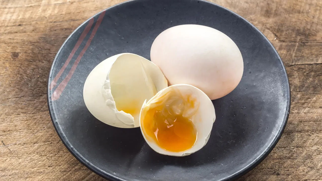 పాడైపోయిన గుడ్లను ఎలా గుర్తించాలి: పాడైపోయిన గుడ్లను వాసన ద్వారా గుర్తించవచ్చు. ఒక పాత్రలో గుడ్డు పగులగొట్టి వాసన చూడండి. రెగ్యులర్‌ స్మెల్ కాకుండా చెడు వాసన వస్తున్నట్లయితే మాత్రం ఆ గుడ్లు పాడైపోయినట్లే.