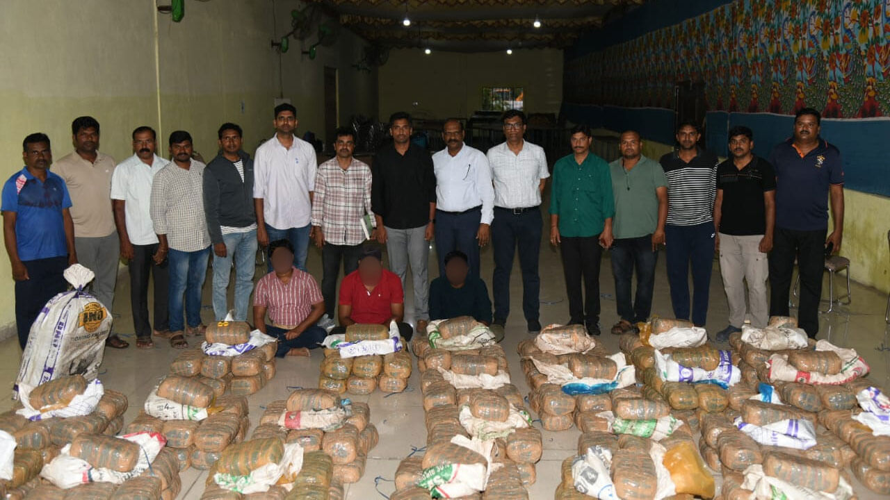 Telangana: రూ.5 కోట్ల విలువైన గంజాయి సీజ్‌... ముగ్గురు అరెస్ట్‌, ఇద్దరు పరారీ