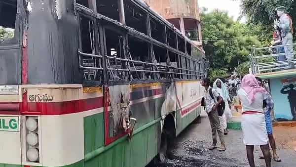 మిర్యాలగూడలో ఆర్టీసీ బస్సుకు నిప్పుపెట్టిన దుండగులు..! అర్ధరాత్రి కలకలం..