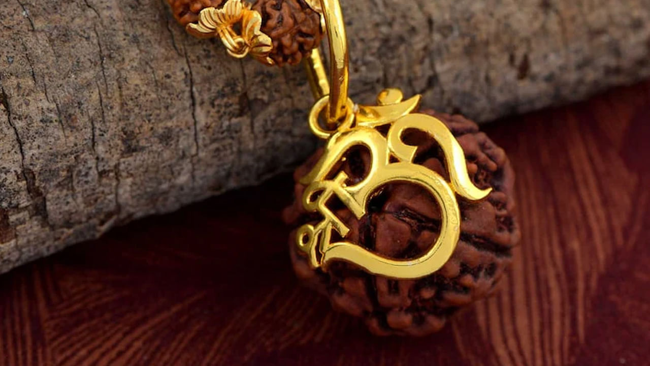 ఇంజనీర్ వృత్తి: ఇంజినీరింగ్ రంగంలో విజయం సాధించడానికి ప్రత్యేకంగా 09 ముఖి లేదా 12 ముఖి రుద్రాక్షలను ధరించాలి. జ్యోతిష్య శాస్త్రం ప్రకారం, ఈ రుద్రాక్ష సాంకేతిక పని చేసే వారికి చాలా పవిత్రమైనది. ఫలవంతమైనదిగా పరిగణించబడుతుంది.