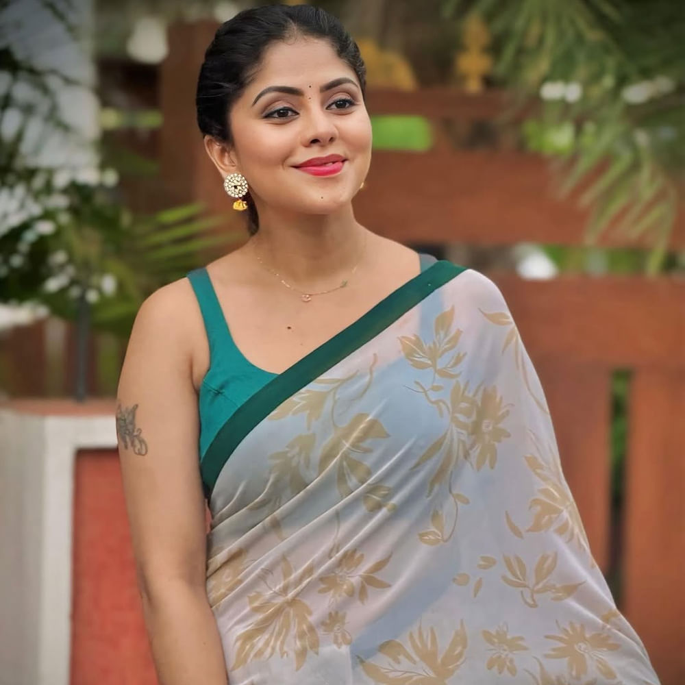 రుద్రాణి అత్త.. అలియాస్ షర్మిత గౌడ. తెలుగు బుల్లితెర సినీ ప్రియులకు పరిచయం అవసరంలేని పేరు. బ్రహ్మాముడి సీరియల్ ద్వారా విపరీతమైన ఫాలోయింగ్ సంపాదంచుకుంది. ఈ సీరియల్లో విలన్ పాత్రలో నటిస్తూ తనదైన ముద్ర వేసింది ఈ అమ్మడు. 