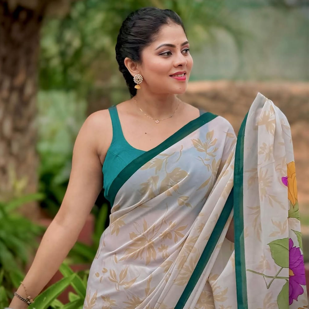 బ్రహ్మాముడి సీరియల్లో రాజ్, కావ్యలతోపాటు రుద్రాణి పాత్రకు సైతం అభిమానులు ఉన్నారంటే అతిశయోక్తి కాదు. చీరకట్టులో కనిపిస్తూనే గ్లామర్ టచ్ ఇస్తూ నెటిజన్లను కట్టిపడేస్తుంది ఈ ముద్దుగుమ్మ. బ్రహ్మాముడి సీరియల్ ద్వారా తెలుగులో తనకంటూ గుర్తింపు తెచ్చుకుంది.