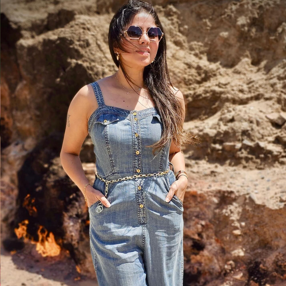  నిజానికి షర్మిత గౌడ కన్నడ సీరియల్ నటి. ఇప్పటివరకు కన్నడలో అనేక సీరియల్స్ చేసింది. బ్రహ్మాముడి సీరియల్ తో తెలుగు తెరకు పరిచయమైంది. నెగిటివ్ పాత్రలో రఫ్పాడిస్తుంది. సోషల్ మీడియాలో చాలా యాక్టివ్ గా ఉంటూ నిత్యం ఏదోక పోస్ట్ చేస్తుంది. 