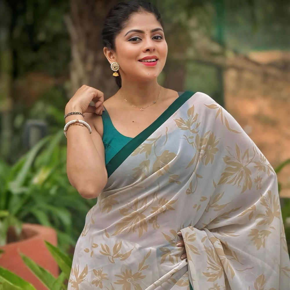 తాజాగా చీరకట్టులో ఆమె షేర్ చేసిన ఫోటోస్ ఆకట్టుకుంటున్నాయి. విలన్ పాత్రలో హీరోకు అత్తగా నటిస్తూనే హీరోయిన్ రేంజ్ ఫాలోయింగ్ సంపాదించుకుంది. అలాగే స్నేహితులతో కలిసి వేకేషన్ ఎంజాయ్ చేస్తున్న పోస్టులు సైతం నెట్టింట వైరలవుతున్నాయి. 