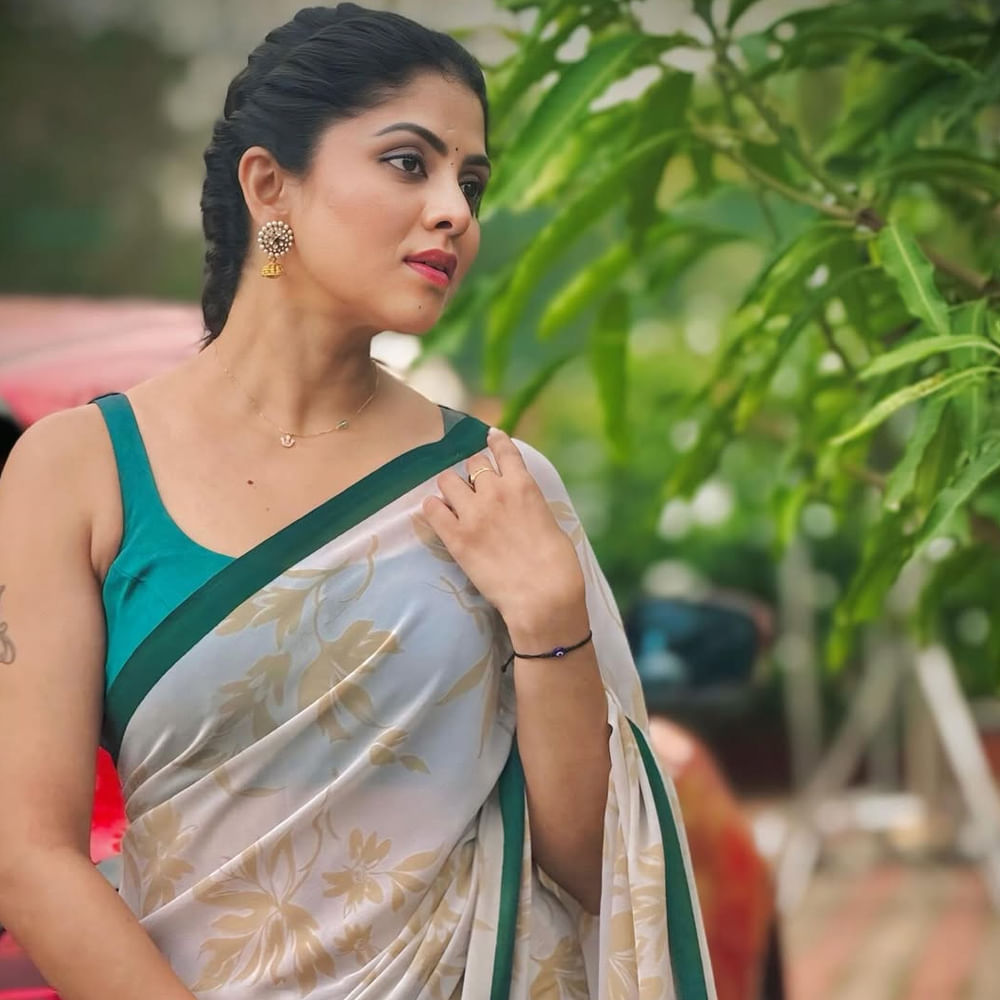 షర్మిత గౌడ వయసు కేవలం 32 సంవత్సరాలు. కానీ చిన్న వయసులోనే అత్త, అక్క, వదిన పాత్రలు పోషిస్తుంది. ఇప్పటివరకు కన్నడలో అలరించిన ఆమె.. ఇప్పుడు బ్రహ్మముడి సీరియల్ ద్వారా తెలుగు సినీప్రియులకు ఇష్టమైన నటిగా మారింది. 