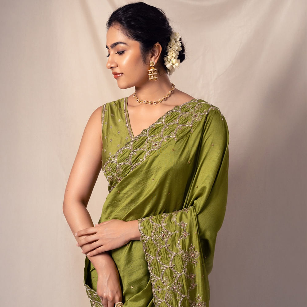 ఆ హీరోయిన్ మరెవరో కాదు..రుక్మిణి వసంత్. సప్త సాగరాలు దాటి సినిమాతో దక్షిణాదిలో విపరీతమైన క్రేజ్ సొంతం చేసుకుంది. ఈ సినిమా తర్వాత రుక్మిణి వసంత్ కు తెలుగులో వరుస అవకాశాలు సొంతం చేసుకుంది. ప్రస్తుతం ఈ అమ్మడు డైరెక్టర్ ప్రశాంత్ నీల్, ఎన్టీఆర్ కాంబోలో వస్తున్న సినిమాలు నటిస్తుంది.