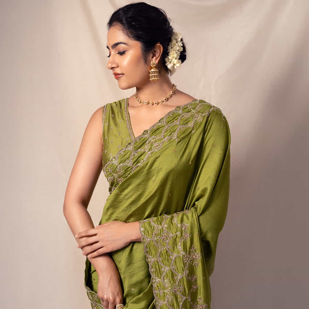 ఆ హీరోయిన్ మరెవరో కాదు..రుక్మిణి వసంత్. సప్త సాగరాలు దాటి సినిమాతో దక్షిణాదిలో విపరీతమైన క్రేజ్ సొంతం చేసుకుంది. ఈ సినిమా తర్వాత రుక్మిణి వసంత్ కు తెలుగులో వరుస అవకాశాలు సొంతం చేసుకుంది. ప్రస్తుతం ఈ అమ్మడు డైరెక్టర్ ప్రశాంత్ నీల్, ఎన్టీఆర్ కాంబోలో వస్తున్న సినిమాలు నటిస్తుంది. 