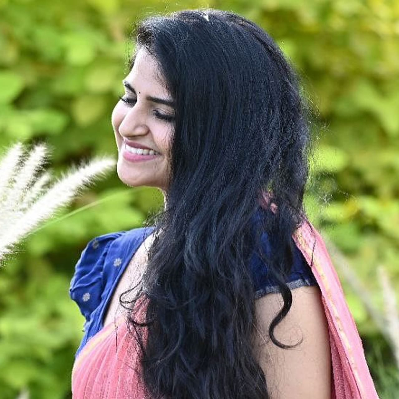 పైన ఫోటోలో కనిపిస్తున్న ఈ బ్యూటీని గుర్తుపట్టారా.. ? సీరియల్లో ఎంతో సింపుల్ గా కనిపించిన ఈ అమ్మడు.. ఇప్పుడు నెట్టింట మాత్రం గ్లామర్ అరాచకం సృష్టి్స్తుంది. తాజాగా తన గ్లామర్ ఫోటోలతో కుర్రాళ్లకు కునుకు లేకుండా చేస్తుంది. ఇంతకీ ఆ బ్యూటీ ఎవరు.. ? 