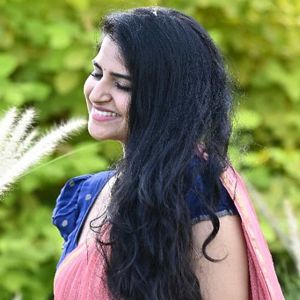 పైన ఫోటోలో కనిపిస్తున్న ఈ బ్యూటీని గుర్తుపట్టారా.. ? సీరియల్లో ఎంతో సింపుల్ గా కనిపించిన ఈ అమ్మడు.. ఇప్పుడు నెట్టింట మాత్రం గ్లామర్ అరాచకం సృష్టి్స్తుంది. తాజాగా తన గ్లామర్ ఫోటోలతో కుర్రాళ్లకు కునుకు లేకుండా చేస్తుంది. ఇంతకీ ఆ బ్యూటీ ఎవరు.. ?