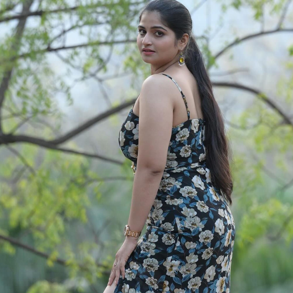 ఈ చిన్నది సోషల్ మీడియాలో చాలా యాక్టివ్ గా ఉంటుంది. నిత్యం రీల్స్, ఫోటోస్ షేర్ చేస్తూ అభిమానులను ఆకట్టుకుంటుంది.ఈ అమ్మడు తన గ్లామర్ తో కవ్విస్తుంది. చీరకట్టులో ఎంతో సింపుల్ గా కనిపించిన ఈ అమ్మడు.. అందంతో కుర్రాళ్ల మనసు దోచేస్తుంది. 