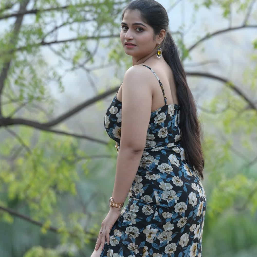 ఈ చిన్నది సోషల్ మీడియాలో చాలా యాక్టివ్ గా ఉంటుంది. నిత్యం రీల్స్, ఫోటోస్ షేర్ చేస్తూ అభిమానులను ఆకట్టుకుంటుంది.ఈ అమ్మడు తన గ్లామర్ తో కవ్విస్తుంది. చీరకట్టులో ఎంతో సింపుల్ గా కనిపించిన ఈ అమ్మడు.. అందంతో కుర్రాళ్ల మనసు దోచేస్తుంది.