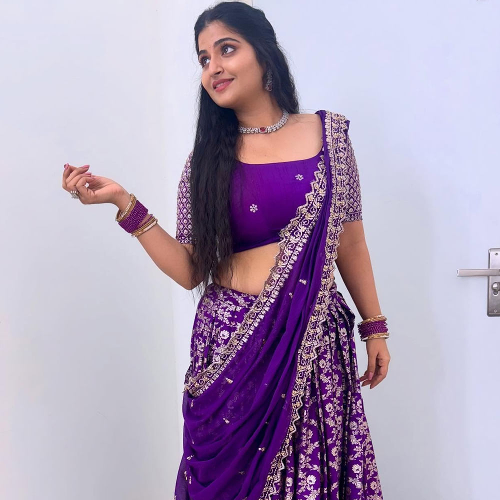 తాజాగా ఈ అమ్మడు ఫోటోస్, వీడియోస్ నెట్టింట వైరలవుతున్నాయి. ఇన్నాళ్లు సీరియల్లో సింపుల్ గా పద్దతిగా కనిపించిన ఈ ముద్దుగుమ్మ.. ఇప్పుడు నెట్టింట మాత్రం క్రేజీ ఫోటోస్ పంచుకుంటుంది. తాజాగా రూప ముగల్ల లుక్స్ చూసి ఆశ్చర్యపోతున్నారు ఫ్యాన్స్. 