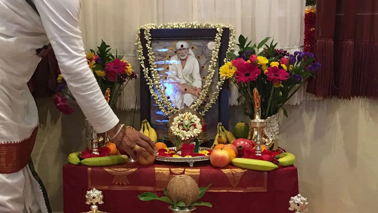 నియమాలు, ఉపవాసం: ఈ రోజున నాన్ వెజ్ తినకూడదు. పూజ చేసినవారు కటిక నేలపై పడుకోవాలి. మోగాజీవులకు అన్నం పెట్టాలి. అబద్ధాలు ఆడకూడదు, గొడవలు పడకూడదు, పిల్లలను కొట్టకూడదు. బ్రహ్మచర్యం పాటించి, సాయిబాబా నీతివాక్యాలను చదువుకోవాలి. ఒక పూట భోజనం చేయాలి.