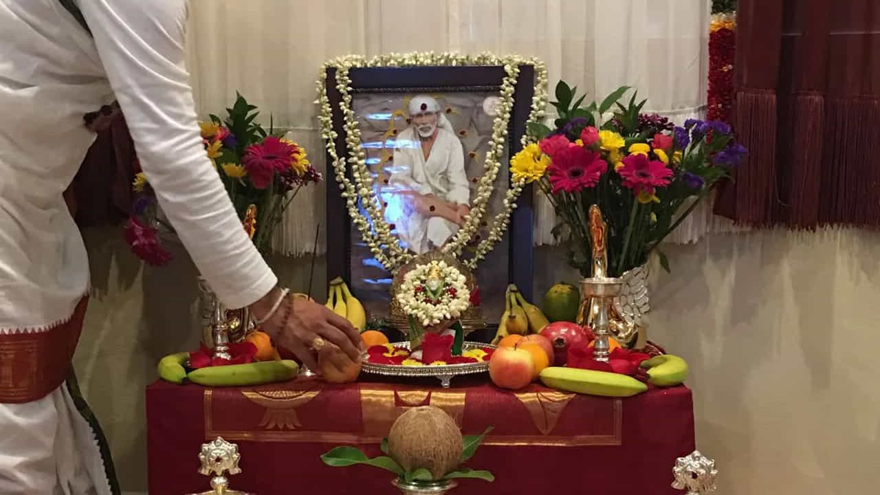 నియమాలు, ఉపవాసం: ఈ రోజున నాన్ వెజ్ తినకూడదు. పూజ చేసినవారు కటిక నేలపై పడుకోవాలి. మోగాజీవులకు అన్నం పెట్టాలి. అబద్ధాలు ఆడకూడదు, గొడవలు పడకూడదు, పిల్లలను కొట్టకూడదు. బ్రహ్మచర్యం పాటించి, సాయిబాబా నీతివాక్యాలను చదువుకోవాలి. ఒక పూట భోజనం చేయాలి.