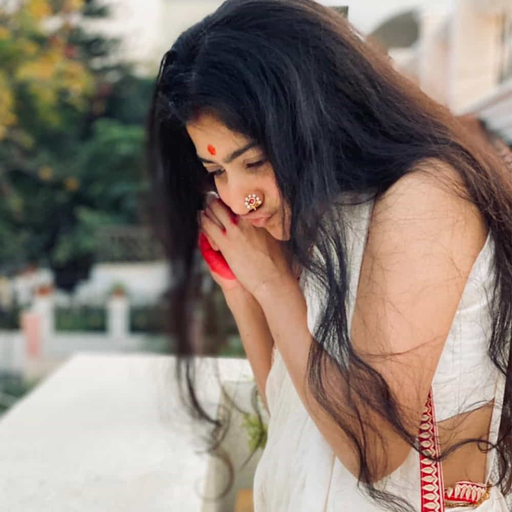 ఆమె మరెవరో కాదండి. హీరోయిన్ సాయి పల్లవి. ప్రేమమ్లో మలర్ పాత్రతో అభిమానుల హృదయాలను దొచుకుంది. ఒక్క సినిమాతోనే సౌత్ ఇండస్ట్రీలో పాపులర్ అయ్యింది. సాయి పల్లవి మలయాళంలో ఆల్-టైమ్ సూపర్ హిట్లలో ఒకటైన కస్తూరిమాన్ తమిళ వెర్షన్లో నటించింది.