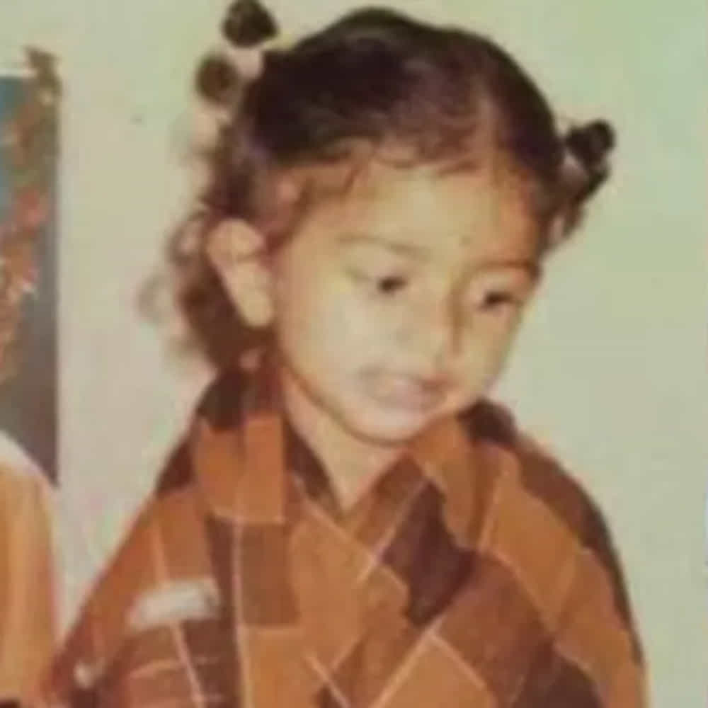 లక్షలాది మంది అభిమానులను కలిగి ఉన్న హీరోయిన్ చిన్ననాటి ఫోటో ఇది. ఇంతకీ ఈ అమ్మాయి ఎవరో తెలుసా.. ? ఆమె నటనకు, అందానికి, వ్యక్తిత్వానికి అభిమానులు ఉన్నారు. ప్రస్తుతం ఉన్న టాప్ హీరోయిన్లలో ఆమె ప్రత్యేకం. ఇంతకీ ఈ అమ్మడు ఎవరో గుర్తుపట్టగలరా.. ?