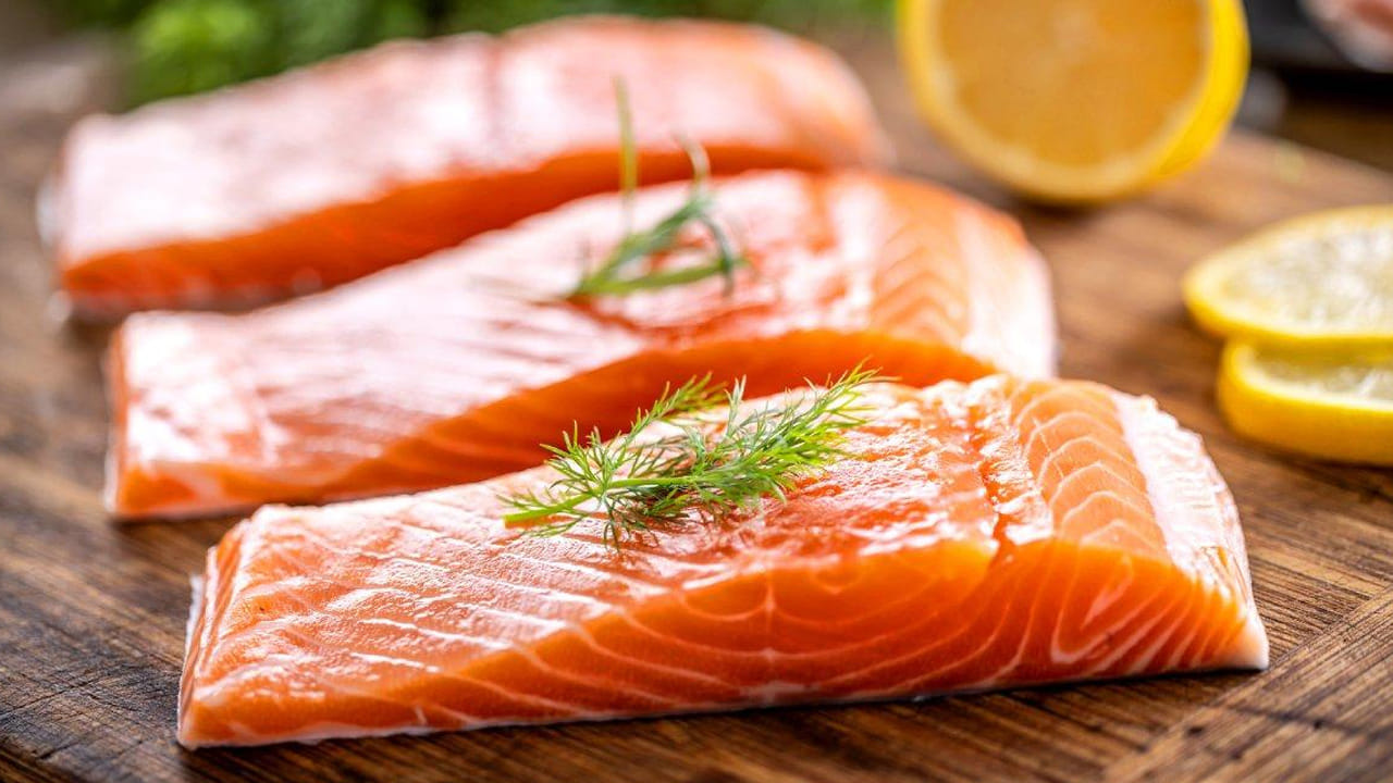 సాల్మన్ చేపలు: సాల్మన్ చేపలు కండరాలను విస్పరర్ చేసేవి. అధిక-నాణ్యత ప్రోటీన్ ప్లస్ ఒమేగా త్రీస్ మీకు నొప్పిని తగ్గించడంలో కోలుకోవడాన్ని మెరుగుపరచడంలో, లెగ్ డే తర్వాత మీరు కొంచెం తక్కువగా కుంటుతూ ఉండటానికి సహాయపడతాయి.