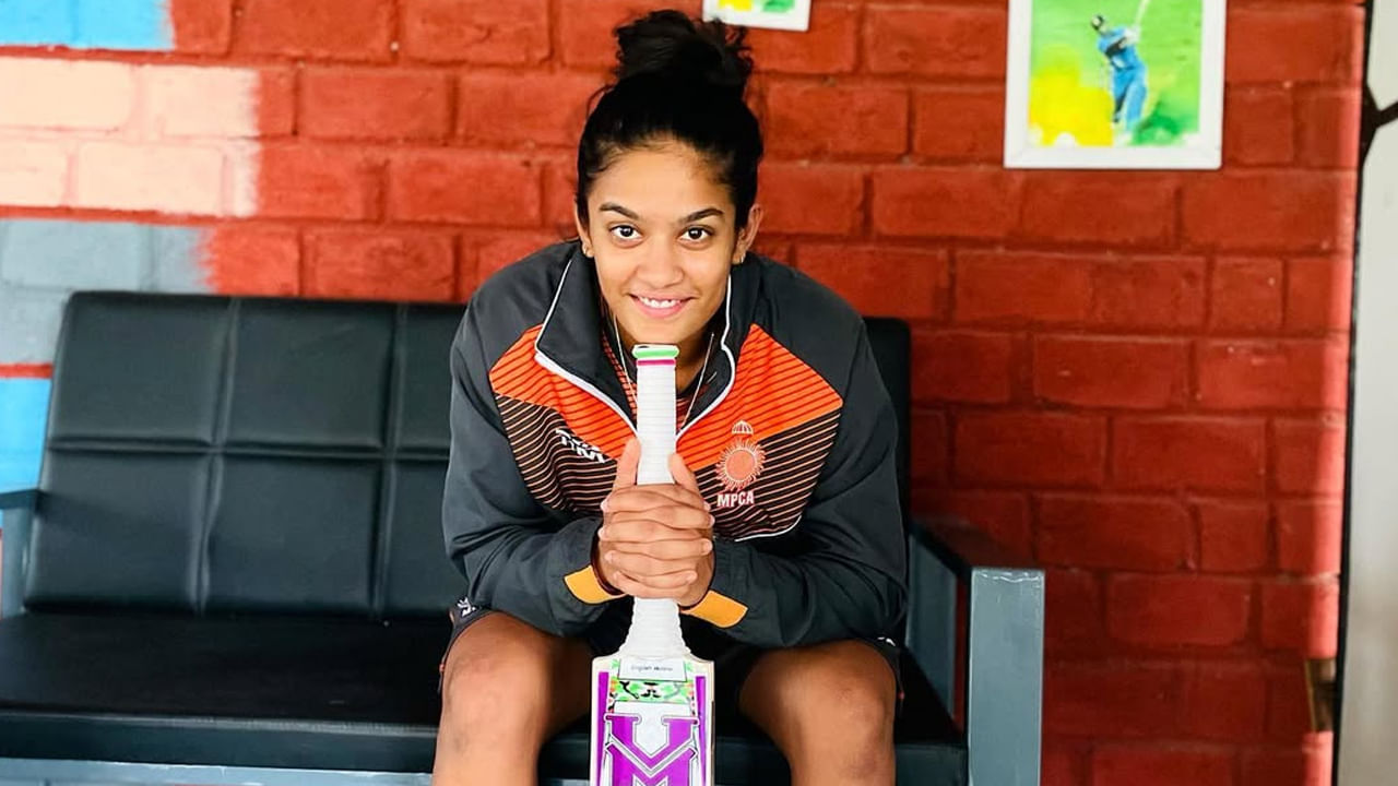 2017-18లో, సలోని దంగోర్ మధ్యప్రదేశ్ తరపున తన దేశీయ క్రికెట్ అరంగేట్రం చేసింది. అయితే, ప్రారంభ సంవత్సరాల్లో ఆమెకు పెద్దగా అవకాశాలు రాలేదు. మెరుగైన అవకాశాల కోసం, ఆమె 2024-25 సీజన్కు ముందు ఛత్తీస్గఢ్కు వెళ్లింది. ఈ నిర్ణయం ఆమె కెరీర్కు కొత్త దిశానిర్దేశం చేసింది. ఛత్తీస్గఢ్ తరపున ఆడిన వన్డే టోర్నమెంట్లో, ఆమె 6 మ్యాచ్ల్లో 15 వికెట్లు తీసి 144 పరుగులు చేసింది. ఇప్పుడు ఆమె కరేబియన్ ప్రీమియర్ లీగ్లో ఆడటానికి సిద్ధంగా ఉంది.