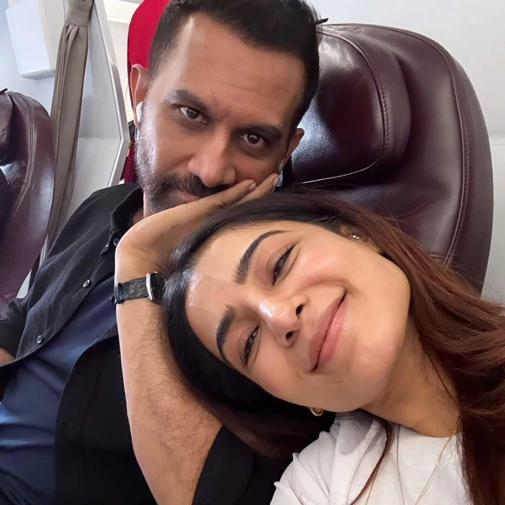 తాజాగా వీరిద్దరి పెళ్లి డేట్ ఫిక్స్ అయ్యిందంటూ ఇండస్ట్రీలో రూమర్స్ హల్చల్ చేస్తున్నారు. ముందుగా వీరిద్దరు ఆగస్టులోనే పెళ్లి చేసుకోవాలనుకున్నారని.. కానీ ఆ తర్వాత తమ పెళ్లి తేదీని అక్టోబర్ 6కు మార్చుకున్నారని టాక్. అయిత తమ పెళ్లి గురించి వస్తున్న రూమర్స్ పై ఇప్పటివరకు సామ్, రాజ్ ఇద్దరూ స్పందించలేదు. మరీ ఈ ప్రచారంలో నిజం ఎంతవరకు ఉందో తెలియరాలేదు.