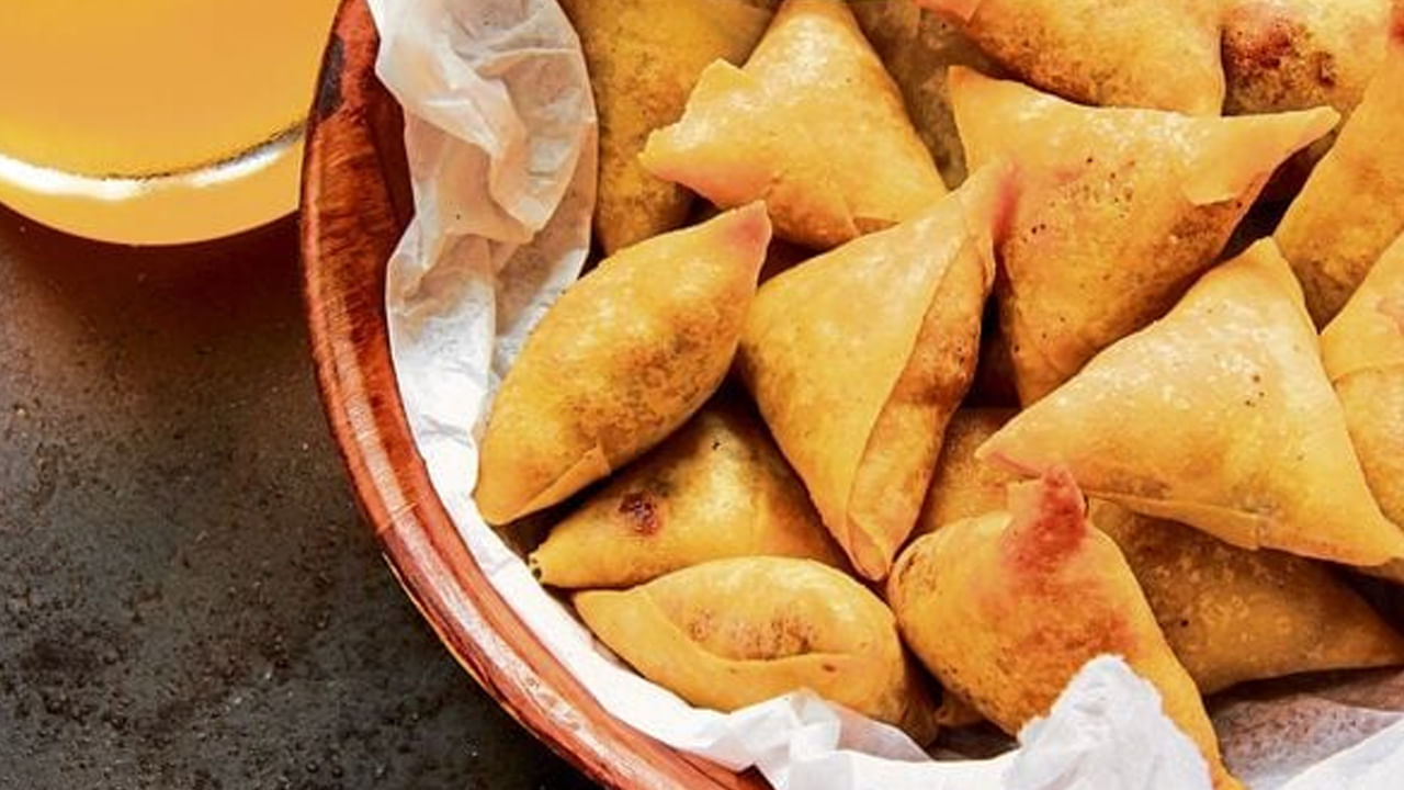 Samosa: ఛీ.. ఛీ 6 సమోసాలకు కక్కుర్తి పడి – బాలికపై అత్యాచారం కేసును నీరుగార్చిన పోలీసులు Samosa: ఛీ.. ఛీ 6 సమోసాలకు కక్కుర్తి పడి – బాలికపై అత్యాచారం కేసును నీరుగార్చిన పోలీసులు