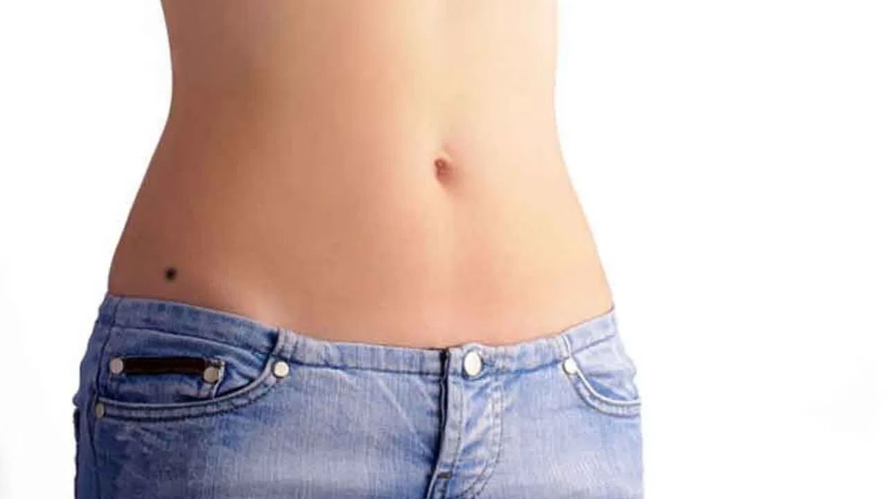 మరోవైపు స్త్రీల కడుపుపై ​​పుట్టుమచ్చ ఉండటం అంటే వారు కుటుంబంలో ఆనందం, పిల్లల వలన ఆనందం, వైవాహిక జీవితానికి సంబంధించిన అన్ని ఆనందాలను పొందుతారు. ఈ స్త్రీల జీవితంలో దాదాపు ఒత్తిడి ఉండదు. అంతే కాదు కడుపు మీద వివిధ ప్రాంతాల్లో పుట్టుమచ్చ ఉంటే.. దానికి కూడా వేర్వేరు అర్థాలు ఉంటాయని సాముద్రిక శాస్త్రం కూడా చెప్పబడింది.
