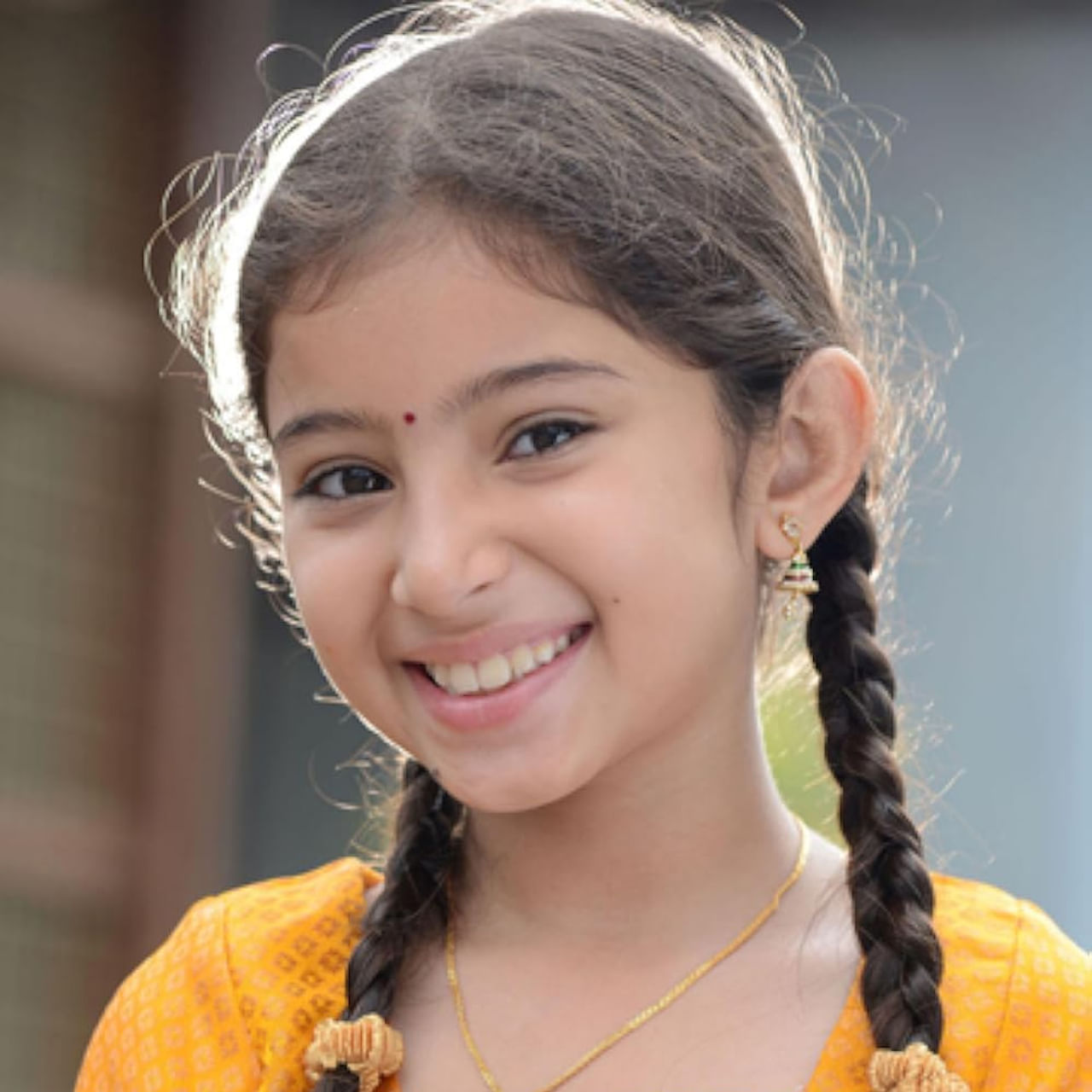 భారతదేశంలో అత్యధిక పారితోషికం తీసుకునే బాలనటి.. చిన్నప్పుడే ఎన్నో సూపర్ హిట్ చిత్రాల్లో నటించింది. ఆమె మరెవరో కాదు.. సారా అర్జున్. ఐశ్వర్యరాయ్, విక్రమ్ వంటి స్టార్స్ తో కలిసి నటించిన ఈ చిన్నారి ఇప్పుడు హీరోయిన్ గా మారిన సంగతి తెలిసిందే. 