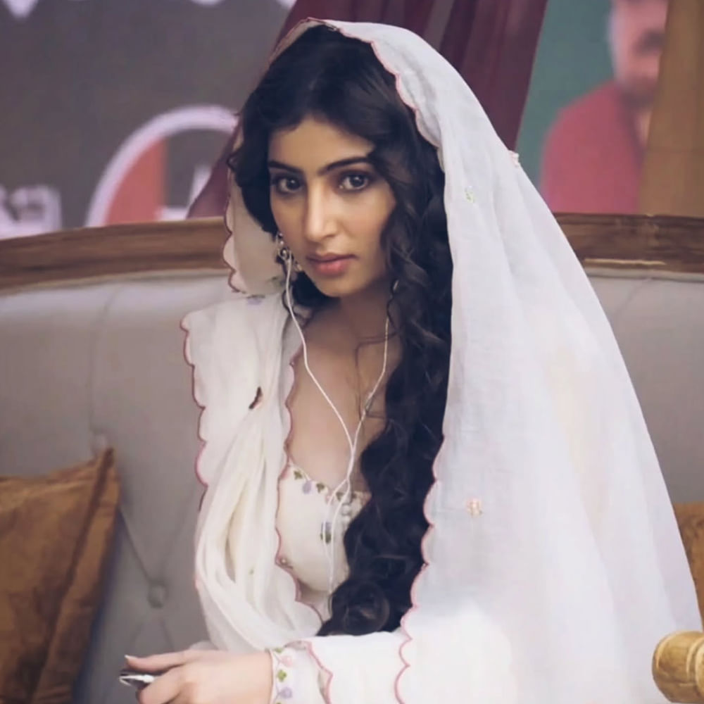 పొన్నియిన్ సెల్వన్‌లో ఐశ్వర్య రాయ్ చిన్న పాత్రలో నటించింది.  నివేదిక ప్రకారం, సారా ఒక సినిమాకు దాదాపు రూ.4 లక్షలు తీసుకునేది.  భారతదేశంలో అత్యధిక పారితోషికం తీసుకునే బాలనటి కూడా. ఈ అమ్మాయి 18 ఏళ్లు నిండకముందే దాదాపు రూ.10 కోట్ల నికర విలువను సంపాదించింది.