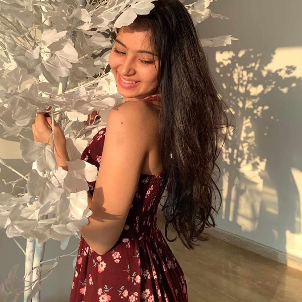 సారా జూన్ 18, 2005న ముంబైలో జన్మించింది. తలైవి, డియర్ కామ్రేడ్, సీక్రెట్ సూపర్ స్టార్, తలైవి, వాచ్ మాన్ వంటి చిత్రాలలో  నటించిన నటుడు రాజ్ అర్జున్, సన్యా అర్జున్ దంపతుల కుమార్తె సారా అర్జున్. రెండేళ్ల వయసులోనే నటిగా సినీ ప్రయాణం స్టార్ట్ చేసింది. 