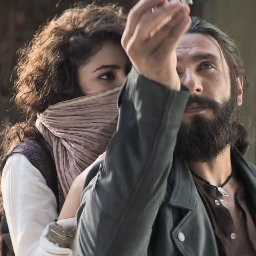 సారా అర్జున్ ఆదిత్య ధార్ చిత్రం ధురంతర్ తో బాలీవుడ్ లో హీరోయిన్ గా అరంగేట్రం చేయనుంది. ఇందులో రణవీర్ సింగ్ జోడిగా కనిపించనుంది. ఇటీవల విడుదలైన 2 నిమిషాల టీజర్ ఆకట్టుకుంది. ఇందులో 20 ఏళ్ల సారా అందరి దృష్టిని ఆకర్షించింది. 