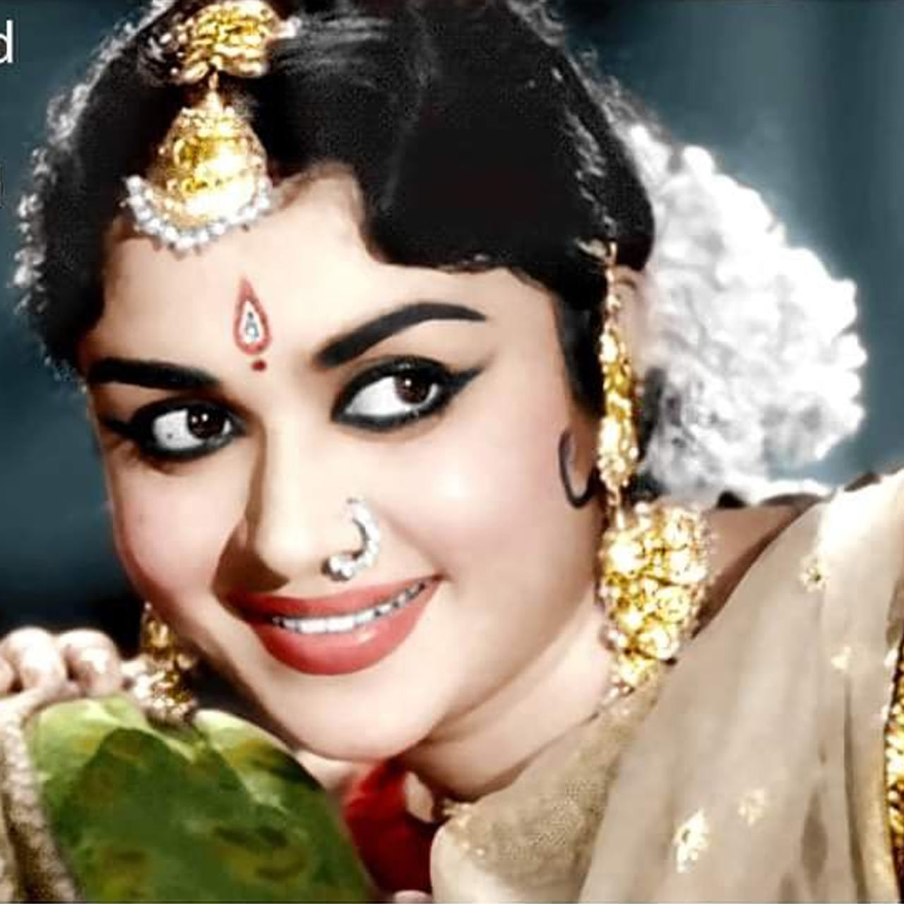 బి. సరోజా దేవి కన్నుమూశారు. అభినయ సరస్వతిగా పేరు తెచ్చుకున్న సరోజాదేవికి 87 ఏళ్లు. వృద్ధాప్య భారంతో ఆమె బెంగుళూరులోని సొంత ఇంట్లో కన్నుమూశారు. దాదాపు ఏడు దశాబ్దాలుగా సినిమా ఇండస్ట్రీలో ఆమె నటిస్తున్నారు. కన్నడ ఇండస్ట్రీలో తెరంగేట్రం చేసిన బి.సరోజాదేవి అనతికాలంలో తమిళ, తెలుగు, హిందీ సినిమాలతో పాపులర్‌్ అయ్యారు. రాజ్‌కుమార్‌, ఎంజీఆర్‌, శివాజీగణేశన్‌, ఎన్టీఆర్‌, ఏఎన్నార్‌, దిలీప్‌కుమార్‌తోపాటు అగ్ర హీరోలందరితోనూ ఆడిపాడారు.