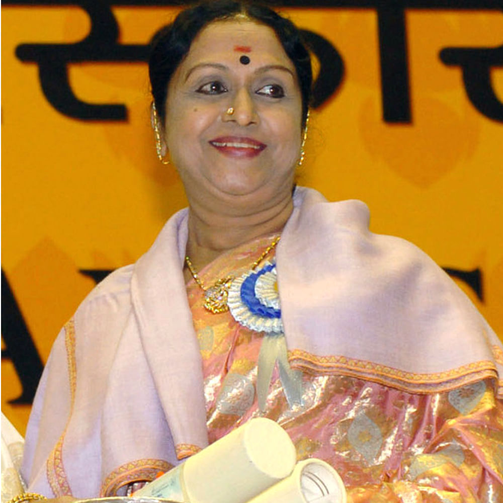 నటీమణుల్ని అందంగా చూడటం జనాలకు అలవాటని, అందుకే తాను మేకప్‌ లేకుండా బయటకు రావడానికి ఇష్టపడనని ఓ సందర్భంలో చెప్పారు సరోజాదేవి. సినిమా ఇండస్ట్రీలోకి అడుగుపెడుతున్న సమయంలో తన తల్లి పెట్టిన షరతులను చివరి వరకూ కంటిన్యూ చేశారు బి.సరోజాదేవి. ఎట్టి పరిస్థితుల్లోనూ స్విమ్‌ సూట్‌లో కనిపించకూడదు, స్లీవ్‌ లెస్‌ టాప్స్ ధరించకూడదన్న తల్లి మాటలకు కట్టుబడ్డారు సరోజాదేవి. ఐదు భాషల్లో రెండు వందల సినిమాలకు పైగా నటించిన సరోజాదేవిని పలు పురస్కారాలు వరించాయి. తమిళ, కన్నడ రాష్ట్ర పురస్కారాలతో పాటు పద్మభూషణ్‌ అందుకున్నారు సరోజాదేవి.