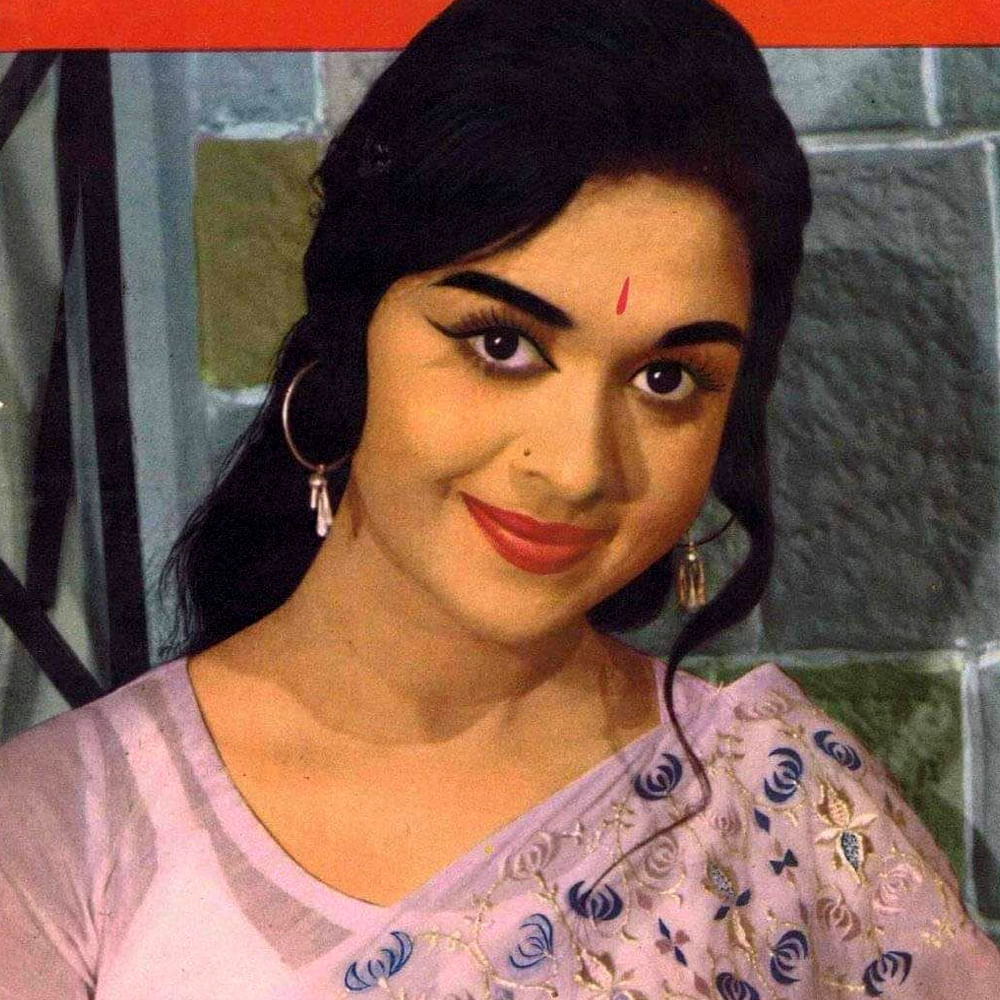 చిన్నతనంలో డ్యాన్స్ నేర్చుకున్న బి.సరోజా దేవి అప్పట్లో ఎక్కువగా నాట్య ప్రదర్శనలు ఇచ్చేవారు. ఆమె ముఖకవళికలు, హావభావాలు బావున్నాయని ఆమెను 'మహాకవి కాళిదాసు'లో తీసుకున్నారు హోన్నప్ప భాగవతార్‌. అలా చందన సీమలోకి ఎంట్రీ ఇచ్చి తొలి సినిమాతోనే సూపర్‌ హిట్‌ టాక్‌ తెచ్చుకున్నారు. తమిళంలో ఎంజీఆర్‌తో చేసిన నాడోడి మన్నన్‌ అద్భుతమైన హిట్‌ అందుకుంది.