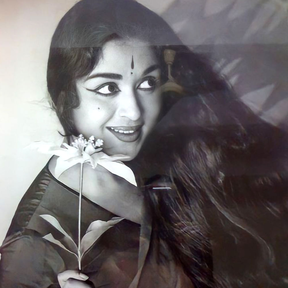 ధైర్యానికి ప్రతీకగా బి.సరోజాదేవి గురించి చెప్పుకునేవారు. మొదటి నుంచీ పక్కా ప్రొఫెషనల్‌గా వ్యవహరించేవారు సరోజాదేవి. స్పాంటేనియస్‌ ఉన్న నటిగా ఆమెకు చాలా మంచి పేరుంది. సీన్‌కి తగ్గట్టు తనను తాను మలచుకుని, సెట్లో అందరితో సరదాగా ఉండే ఫ్రెండ్లీ ఆర్టిస్టుగా పేరు తెచ్చుకున్నారు. తాను ఏ భాషలో నటించినా ముందు ఆ భాషను పూర్తిగా నేర్చుకుని, డైలాగుల్ని సొంతంగా చెప్పుకునేవారు సరోజాదేవి. టాప్‌ ఆర్టిస్టులతో నటిస్తున్నా ఏమాత్రం గర్వం లేకుండా సెట్లో అందరితో సరదాగా ఉండేవారని పేరు తెచ్చుకున్నారు. ఇప్పటి తరం సినిమా సెట్స్ లో ఉన్న సదుపాయాలు తమ కాలంలో లేవని, అయినా అందరూ ఆత్మీయంగా ఉండేవారమని పలు సందర్భాల్లో చెప్పారు బి.సరోజాదేవి.