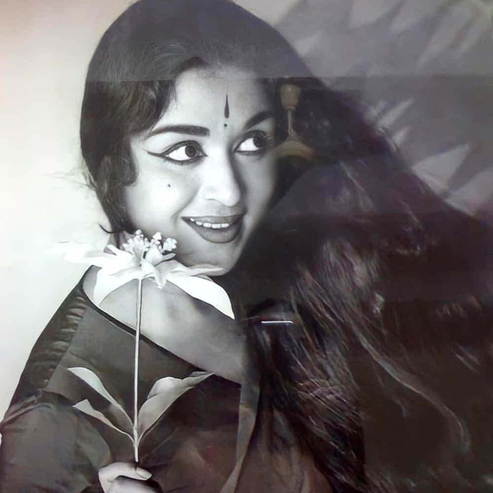 ధైర్యానికి ప్రతీకగా బి.సరోజాదేవి గురించి చెప్పుకునేవారు. మొదటి నుంచీ పక్కా ప్రొఫెషనల్‌గా వ్యవహరించేవారు సరోజాదేవి. స్పాంటేనియస్‌ ఉన్న నటిగా ఆమెకు చాలా మంచి పేరుంది. సీన్‌కి తగ్గట్టు తనను తాను మలచుకుని, సెట్లో అందరితో సరదాగా ఉండే ఫ్రెండ్లీ ఆర్టిస్టుగా పేరు తెచ్చుకున్నారు. తాను ఏ భాషలో నటించినా ముందు ఆ భాషను పూర్తిగా నేర్చుకుని, డైలాగుల్ని సొంతంగా చెప్పుకునేవారు సరోజాదేవి. టాప్‌ ఆర్టిస్టులతో నటిస్తున్నా ఏమాత్రం గర్వం లేకుండా సెట్లో అందరితో సరదాగా ఉండేవారని పేరు తెచ్చుకున్నారు. ఇప్పటి తరం సినిమా సెట్స్ లో ఉన్న సదుపాయాలు తమ కాలంలో లేవని, అయినా అందరూ ఆత్మీయంగా ఉండేవారమని పలు సందర్భాల్లో చెప్పారు బి.సరోజాదేవి.