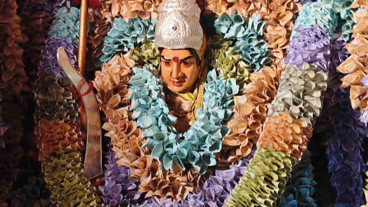 Konaseema: ఆషాడంమాసంలో రూ. 25 లక్షల కరెన్సీతో సత్తెమ్మతల్లి అలంకరణ.. దర్శనం కోసం బారులు తీరిన భక్తులు