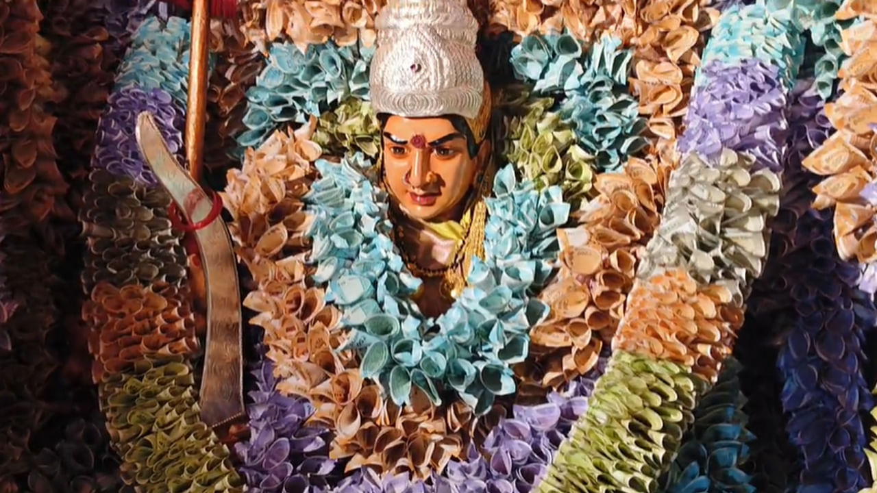 Konaseema: ఆషాడంమాసంలో రూ. 25 లక్షల కరెన్సీతో సత్తెమ్మతల్లి అలంకరణ.. దర్శనం కోసం బారులు తీరిన భక్తులు