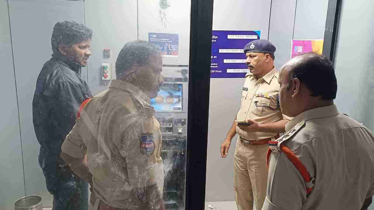 ఏటీఎం చోరీకి దొంగ విఫలయత్నం.. క్యాష్ బాక్స్ ఎత్తుకెళ్లిన వైనం..