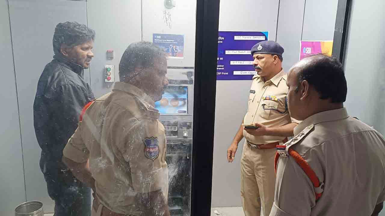 ఏటీఎం చోరీకి దొంగ విఫలయత్నం.. క్యాష్‌ బాక్స్‌ ఎత్తుకెళ్లిన వైనం..