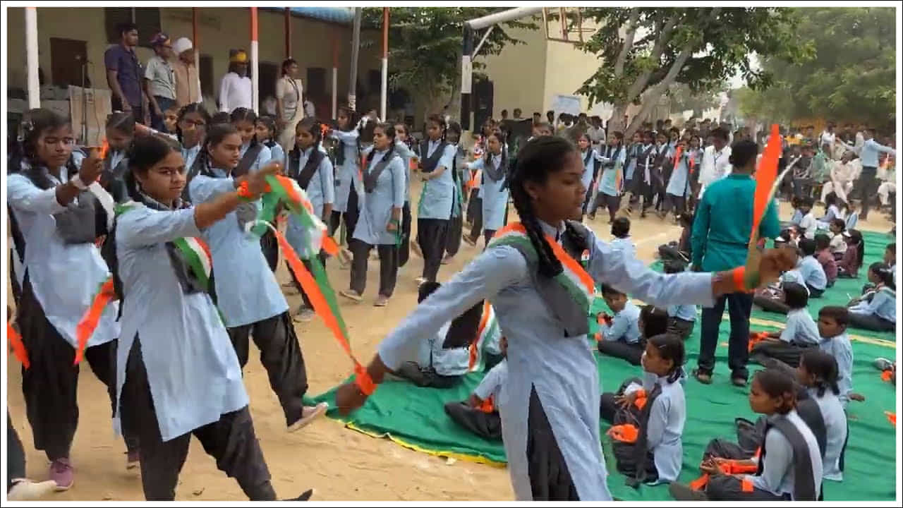 ఆగస్ట్ 11 నుండి 14 వరకు విద్యార్థులకు జాతీయ దినోత్సవం సందర్భంగా నిర్వహించే కార్యక్రమాలకు రిహార్సల్స్, ఆటల పోటీలు, ఇతర కార్యక్రమాలలో బిజీగా ఉంటాయి. పెద్దగా క్లాసులు కూడా కొనసాగవు. ఆగస్ట్ 15న స్వాతంత్ర్య దినోత్సవం. ఓ రకంగా చెప్పాలంటే పిల్లలకు ఎంజాయ్ అనే చెప్పాలి. ఎందుకంటే ప్రతి రోజు తరగతులతో ఉక్కిరిబిక్కిరి అయ్యే విద్యార్థులకు సెలవుల తర్వాత ఈ నాలుగు రోజులు కూడా ఆటలు, పాటలు, విద్యాసంస్థల్లో సాంస్కృతిక కార్యక్రమాలు నిర్వహిస్తారు. జాతీయ దినోత్సవ వేడుకల కోసం ఎలాంటి క్లాసులు సరిగ్గా జరగవు. ఇవి కూడా ఒకరకంగా పిల్లలకు క్లాసుల గొడవ ఉండదు. ఎంజాయ్గా ఉంటారు.