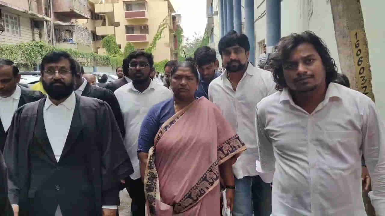 Telangana: నాంపల్లి కోర్టుకు హాజరైన మంత్రి సీతక్క... ఆనాటి కేసులో విచారణ
