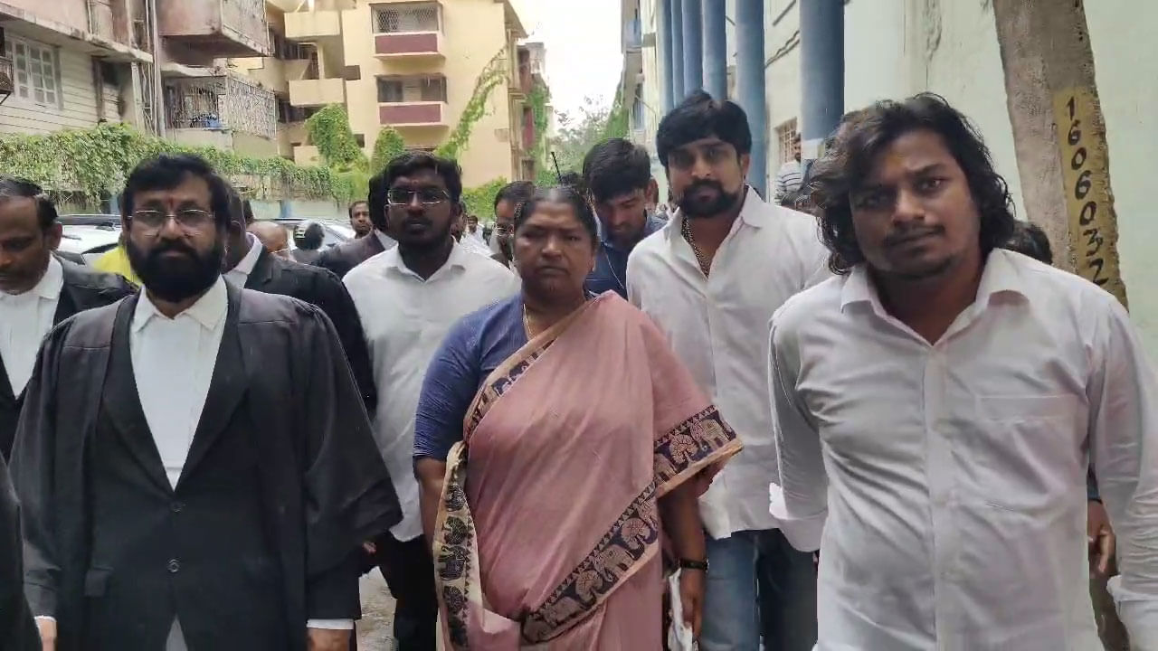 Telangana: నాంపల్లి కోర్టుకు హాజరైన మంత్రి సీతక్క... ఆనాటి కేసులో విచారణ