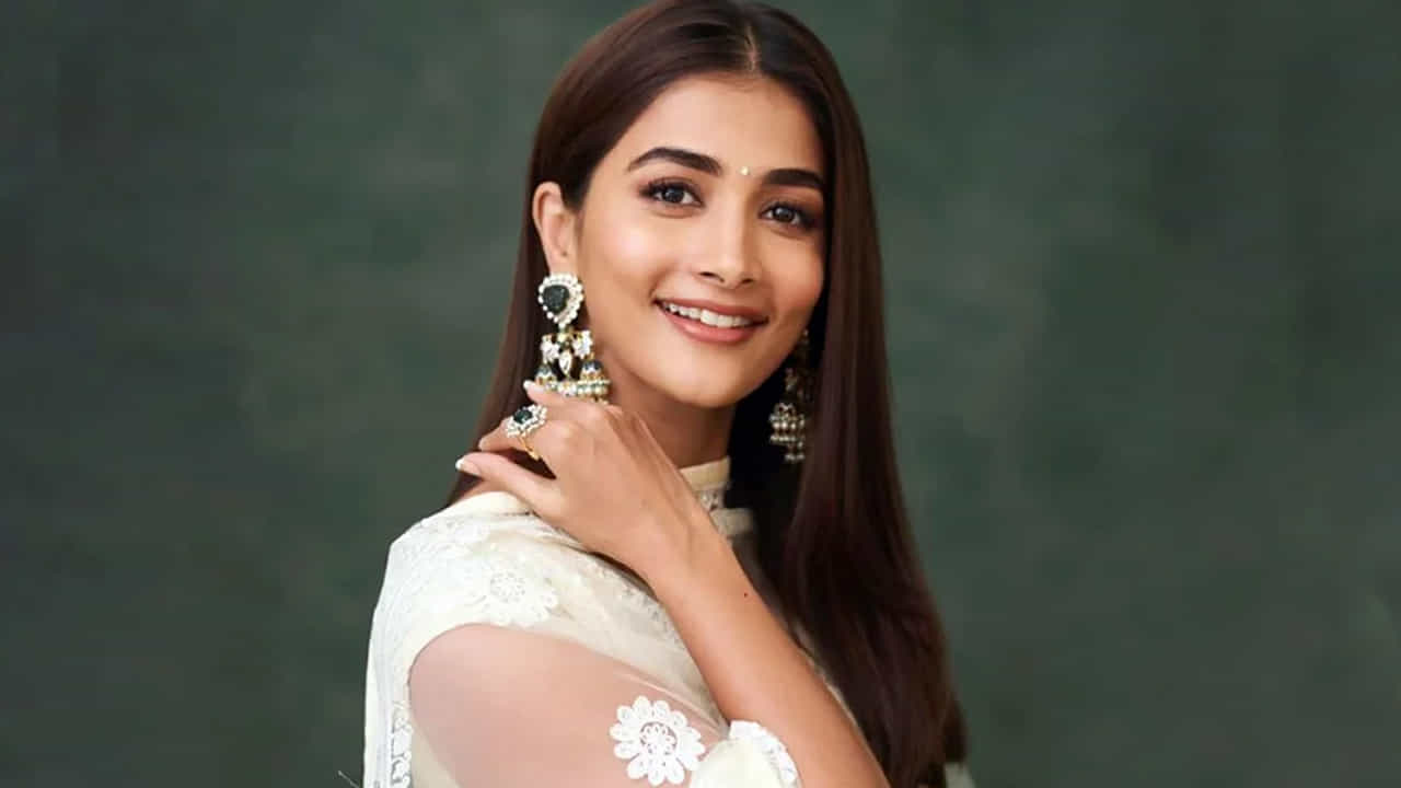ఇండస్ట్రీకి ఎంతోమంది హీరోయిన్లు వస్తుంటారు పోతుంటారు.. మేం మాత్రం లోకల్ అంటున్నారు సీనియర్ హీరోయిన్స్. పూజా హెగ్డే, సమంత, నయన్, రష్మిక తీరు ఇలాగే ఉందిప్పుడు. మామూలుగా ఆఫర్స్ రానపుడు పదో పరకో డిస్కౌంట్స్ ఇస్తుంటారు.. కానీ మనోళ్లు మాత్రం డిఫెరెంట్. ఖాళీగా కూర్చుంటాం తప్ప నో రిబేట్ అంటున్నారు. చిరంజీవి సినిమా కోసం భారీగానే తీసుకుంటున్నారు నయనతార.  