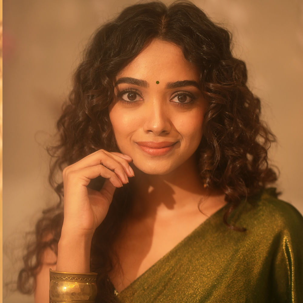 ఇటీవల తమిళంలో ఆమె నటించిన కుటుంబస్థాన్‌ సినిమా భారీ విజయాన్ని అందుకుంది. ఈ సినిమాతో ఆమె పేరు సౌత్ ఇండస్ట్రీలో మారుమోగింది. ఎలాంటి అంచనాలు లేకుండా చిన్న సినిమాగా వచ్చిన ఈ మూవీ ఘన విజయం సాధించడంతో ఈ బ్యూటీకి వరుస అవకాశాలు వస్తాయని అనుకున్నారు. 