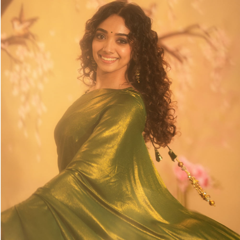 కానీ అలా జరగలేదు. ఈ బ్యూటీకి చేసిన 7 సినిమాలు హిట్టయినప్పటికీ అంతగా అవకాశాలు మాత్రం రాలేదు. ప్రస్తుతం సోషల్ మీడియాలో చాలా యాక్టివ్ గా ఉంటుంది ఈ అమ్మడు. తాజాగా గ్రీన్ కలర్ శారీలో మరింత అందంగా మెరిసిపోతుంది. 