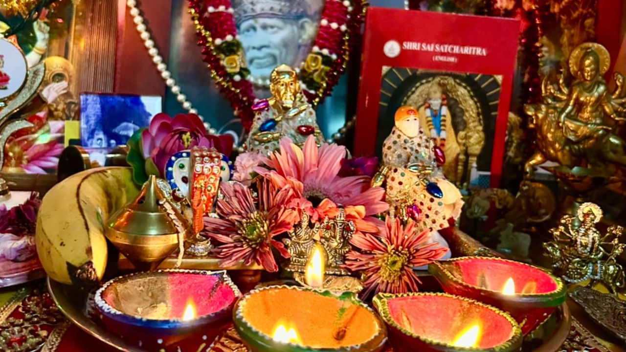 సాయిబాబా పూజ: వినాయకుడి పూజ తర్వాత, సాయిబాబా పూజను ప్రారంభించాలి. "ఓం శ్రీ సద్గురు సాయినాథ మహారాజ్ కి జై" అంటూ పూజను ప్రారంభించి, పాలు లేదా పంచామృతాలతో అభిషేకం చేయాలి. అక్షింతలు, పువ్వులు సమర్పించి, అష్టోత్తరాలు పఠించాలి. శ్రీసాయి సచ్చరిత్రము అధ్యాయాలు చదవడం, సాయికోటి ప్రారంభించడం మంచిది. పళ్ళు, పచ్చి శనగలు, కోవా, పొలగం, చపాతీ, బ్రెడ్, కిచ్చడి వంటి నైవేద్యాలను సమర్పించి, సాంబ్రాణి దూపం వెలిగించాలి. చివరగా మంగళహారతి ఇవ్వాలి.