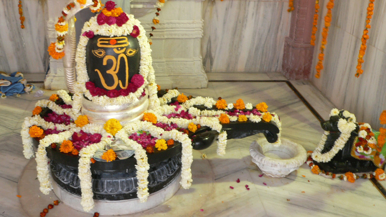 శనివారం ఉదయం ఉపవాసం ఉండి శని భగవాన్ ఆలయంలో నెయ్యిలో దీపం వెలిగిస్తే పుణ్యఫలం. లింగ స్వరూపుడు శివునికి స్వచ్ఛమైన ఆవు పాలతో అభిషేకం, బిల్వపత్రాలతో అర్చన మొదలైనవి చేస్తే శని దోషం తగ్గుతుంది. 