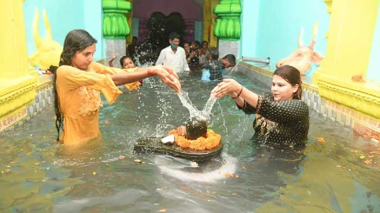 అలాగే, జలాభిషేకం చేసే సమయంలో కొంత మంది తెలియక శంఖం ఉపయోగిస్తారు. కానీ ఇలా అస్సలే చేయకూడదంట. శంఖచుడ్ అనే రాక్షసుడిని అంతం చేయడం వలన శంఖాలు ఏర్పడ్డాయంట. అంతే కాకుండా శంఖచుడ్ విష్ణువు భక్తుడంట. అందుకే శంఖం ద్వారా నీరు విష్ణువు లేదా లక్ష్మీ దేవికి సమర్పించవచ్చునంట కానీ, శివుడికి మాత్రం ఎట్టిపరిస్థితుల్లో శంఖం ద్వారా జలాభిషేకం చేయకూడదంట.